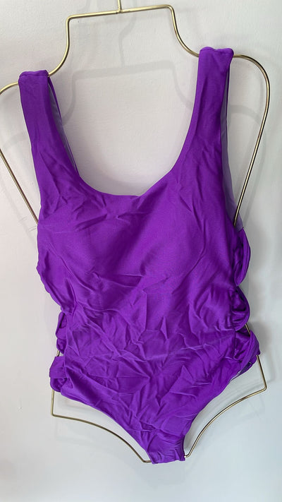 Solid color swimsuit crossed at the sides